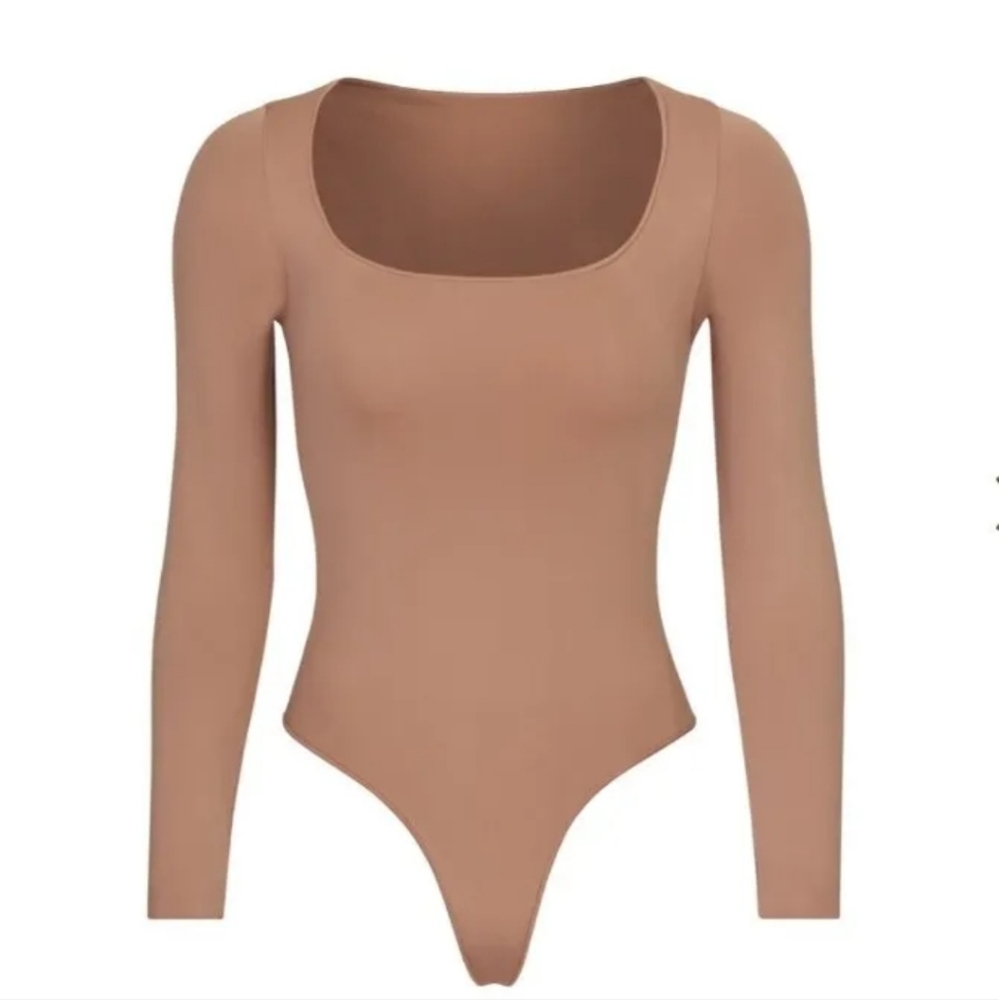 (B25) SKIMS Essential Long Sleeve Bodysuit xxs/xs